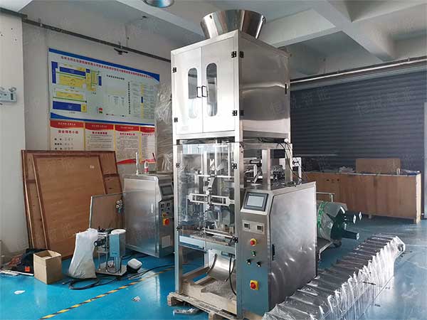 全套粉體自動午夜精品福利视频流水線由螺杆計量機、真空上料機、成品輸送機組成